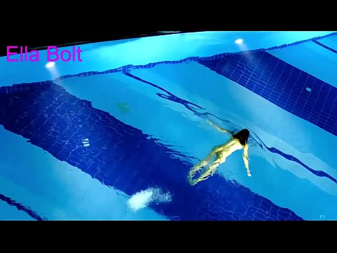 ❤️ मी पाहणे थांबवू शकत नाही, तरुण गोरा ELLA BOLT रिसॉर्ट पूलमध्ये नग्न पोहताना पकडला गेला ❤️  mr.banglablog.top वर